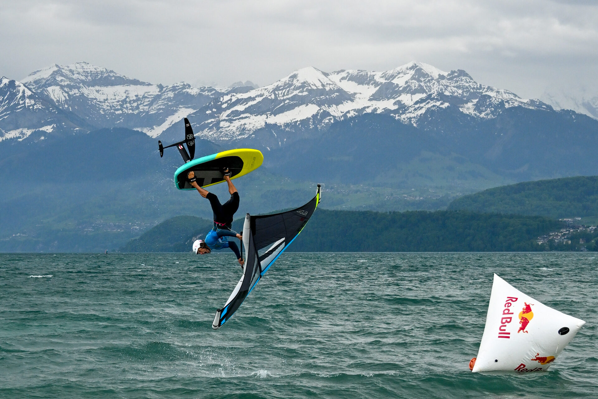 Wingfoiler auf dem Thunersee vor Bergpanorama